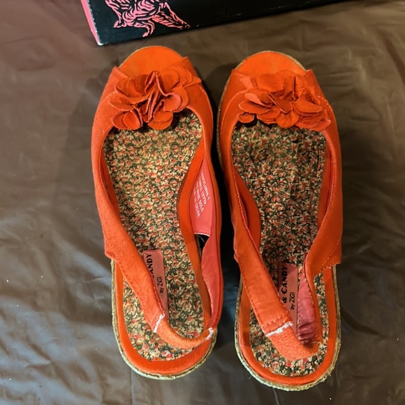 Like new in box size 7 scarlet ruffle wedge - Picture 7 of 11